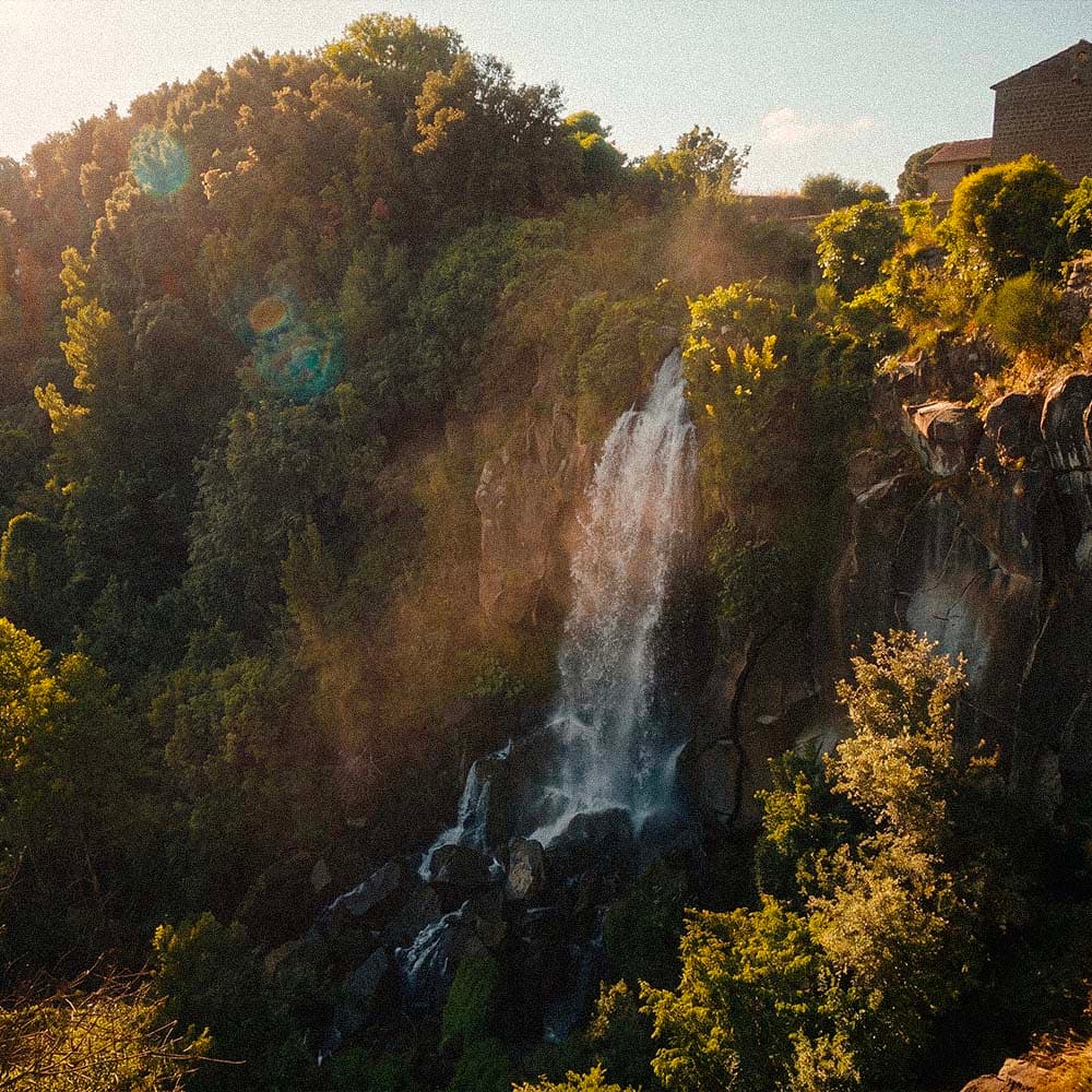 Cascata Cavaterra a Nepi tra le rupi verdi